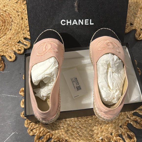 Chanel Espadrilles (serious inquiries).Lightly worn-in pristine condition - Picture 4 of 6